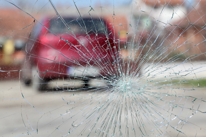 Bulls-eye-damage-on-a-windshield